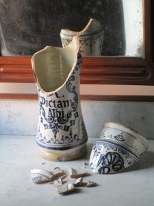 Restauració d'un pot de farmàcia blanca i blau cobalt